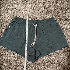 Vuori Women's blue Size XS Shorts in EUC